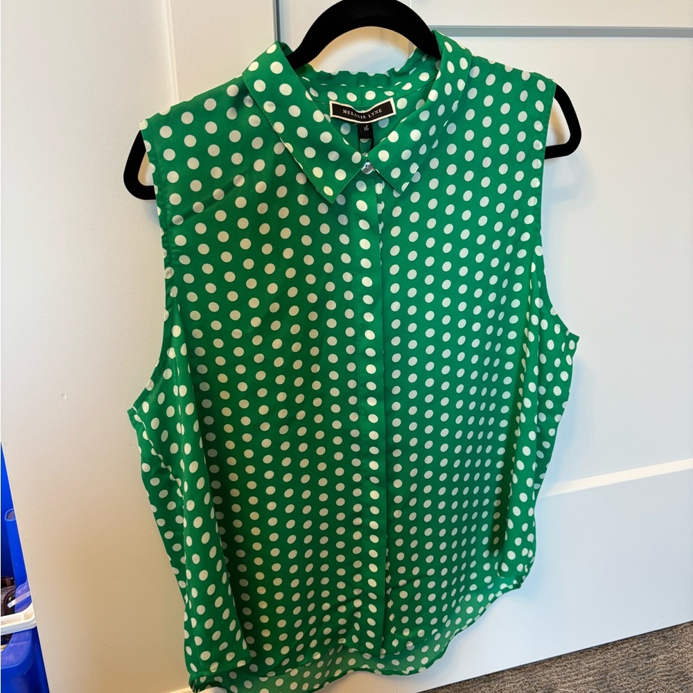 NWT Melanie Lynne green & white polka dot sleeveless blouse.